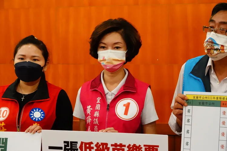 議員黃琤婷說，縣府推行營養午餐免費政策，早在林姿妙擔任羅東鎮長時就已經實施，獲得鎮民讚許，所有政策實施前都有審慎評估過財政狀況才會做為政見，但江聰淵推出的政見過去在他擔任市長任內完全沒實施過，根本就是芭樂票。林泊志攝