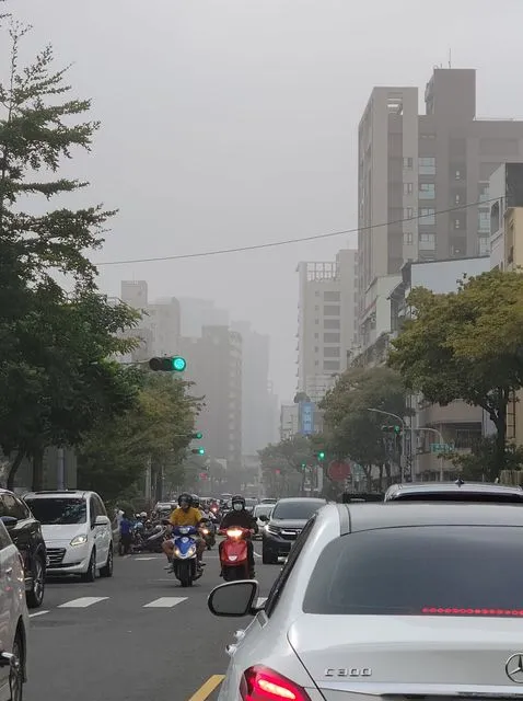 網友接力貼上高雄今天霧茫茫的街景。翻攝自臉書Care 高雄