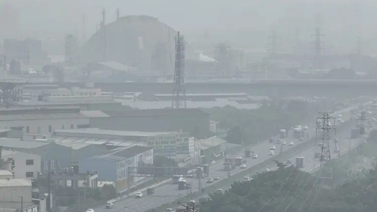 今日高雄空氣污染重，遠挑高速公路車流眼前一片霧濛濛。侯昌騰攝