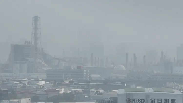 大社區石化工廠周邊也整片灰霧。侯昌騰攝