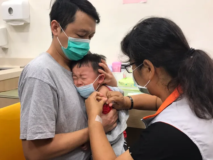 醫師建議，孩子和主要照顧者都應該接種COVID-19疫苗和流感疫苗，形成完整防護網。資料畫面