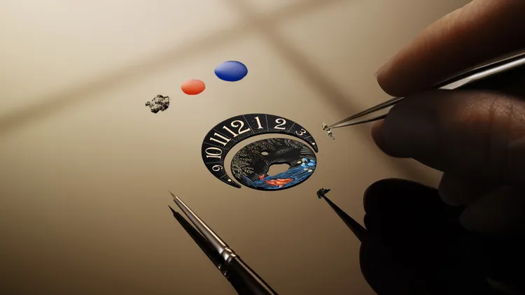 錶款面盤須經過微繪與上漆等技藝製作，方能成就生動的自然之景。品牌提供