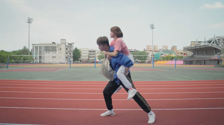 謝佳見（左）背程予希，像小孩在爬樹。民視提供