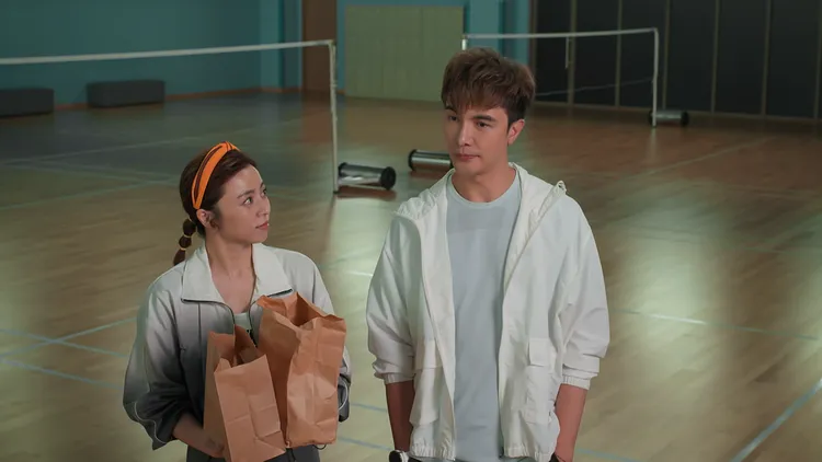 王瞳（左）當小妹替謝佳見拿食物。民視提供