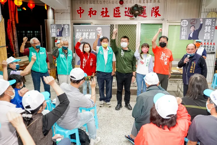 無黨籍市議員王朝坤昨晚出席蔡其昌昨晚在后里的造勢晚會，公開力挺蔡其昌選市長。蔡其昌競總提供