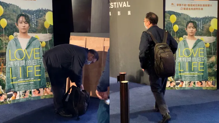 深田晃司背著背包現身，還自己整理包包。陳穎攝