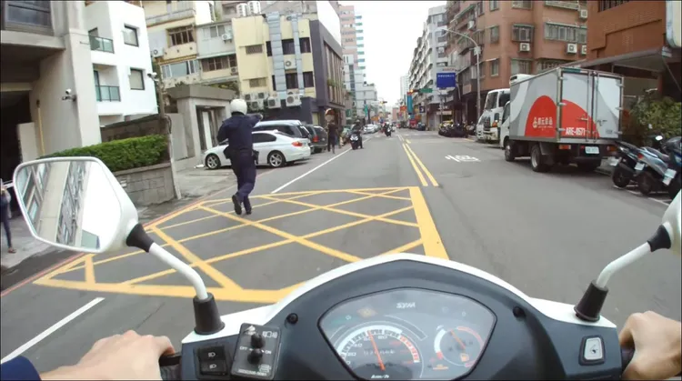 警員騎乘機車從後追捕嫌犯。警方提供