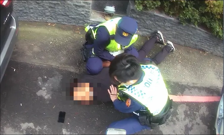 警方將劉男壓制在地逮捕。警方提供