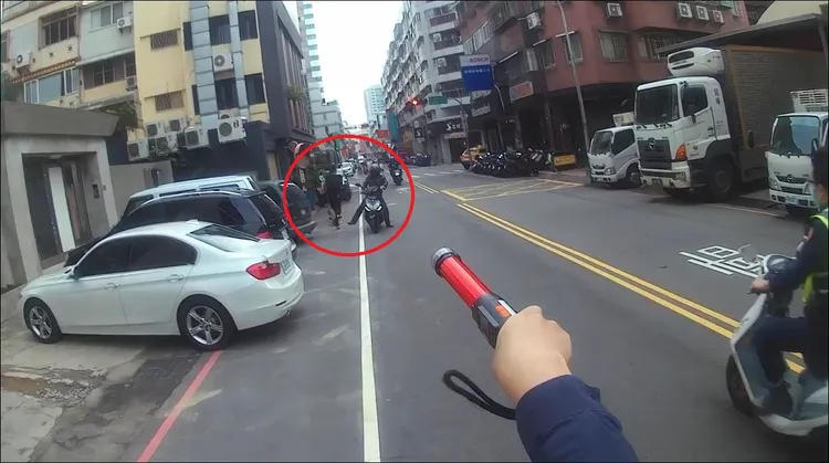 台中市劉姓男子徒步逃逸過程，為了閃避正義哥神來一腿，導致步伐大亂遭警方逮捕。警方提供