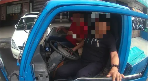 通緝犯心虛拔腿狂奔 正義哥神來一腿制伏他