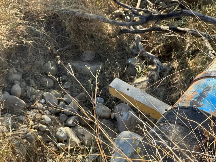 許男被發現地點有許多石塊，警消研判他墜落時頭部及身體受到嚴重撞擊，造成傷重不治。讀者提供