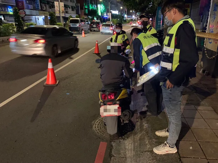 警方攔截點將路口為封閉狀態，防止車輛因見前有攔檢點即轉彎規避取締盤查。警方提供