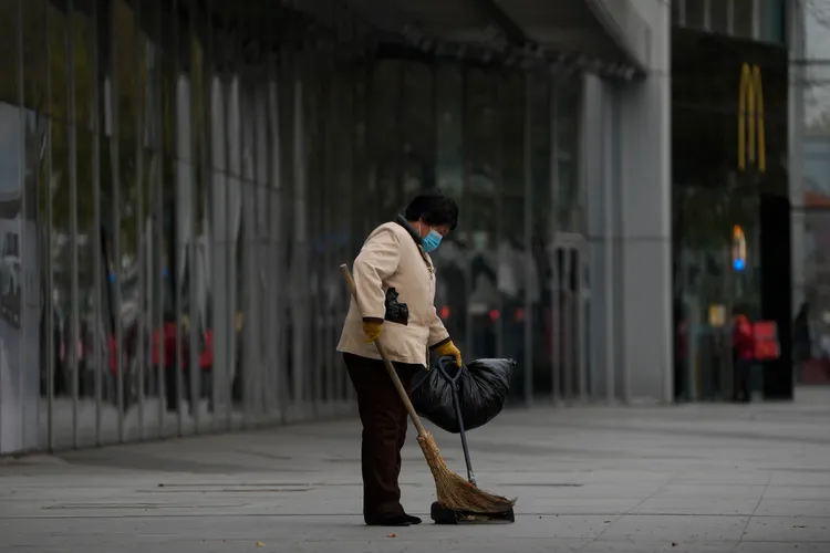 上海市區許多商店28日並未開門營業，街上行人稀少。美聯社