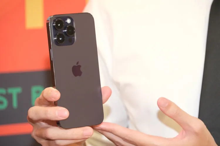 iPhone 14 Pro，原價3萬8,400元，特價3萬1,111元。陳志淵攝