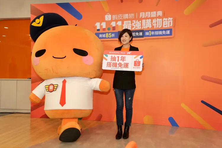 提前領免運券抽台灣虎航1年搭機免運套票，蝦小編也穿上機長服。陳志淵攝