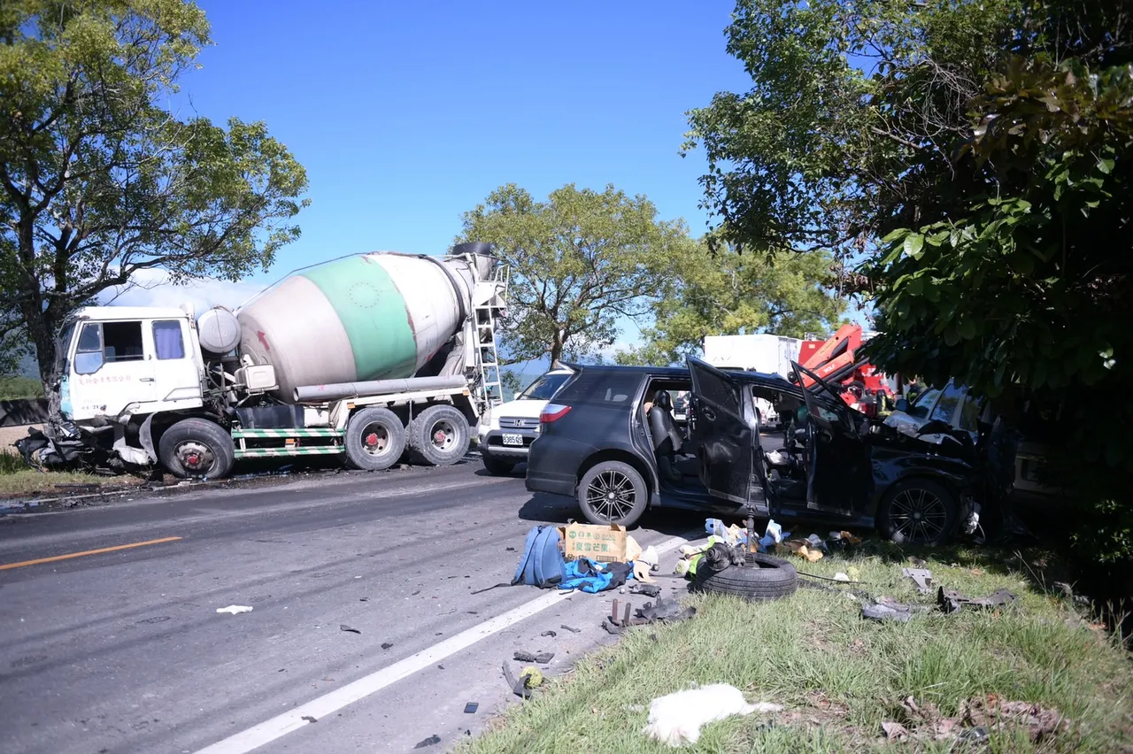 花蓮縣道193今天上午發生轎車撞水泥車意外,2人受傷送醫。警方提供