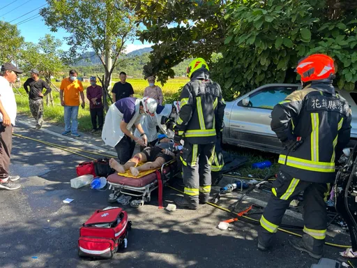 花蓮轎車失控撞對向水泥車　撞擊影片曝光！2人一度受困重傷送醫