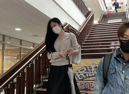 雞排妹淚灑法庭!被爆黏保時捷男捲小三疑雲 怒告週刊求償60萬