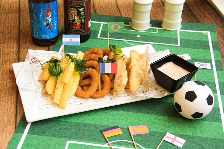 即日起至12/10，凡於中庭咖啡吧消費「逗陣瘋世足」系列餐點，或於全館餐廳消費酒精性飲品單筆滿1,000元即贈世足冠軍預測券1張。知本老爺提供