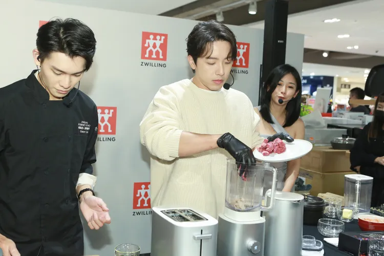 坤達用料理機做絞肉。朱世閎攝