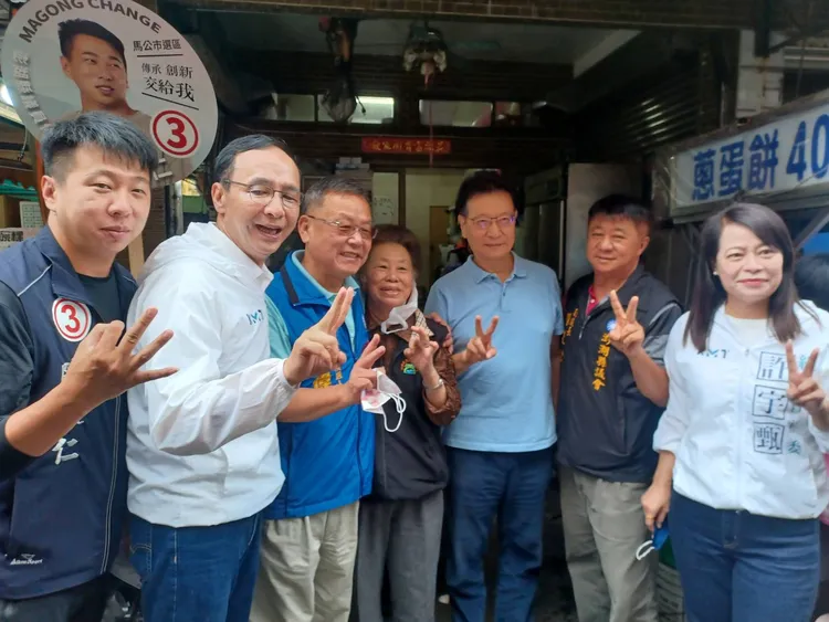 賴峰偉在黨主席朱立倫與中廣董事長趙少康和陳雙全陪同下到北辰市場掃街，與陳雙全母親及陳參選議員的兒子合照。許逸民攝