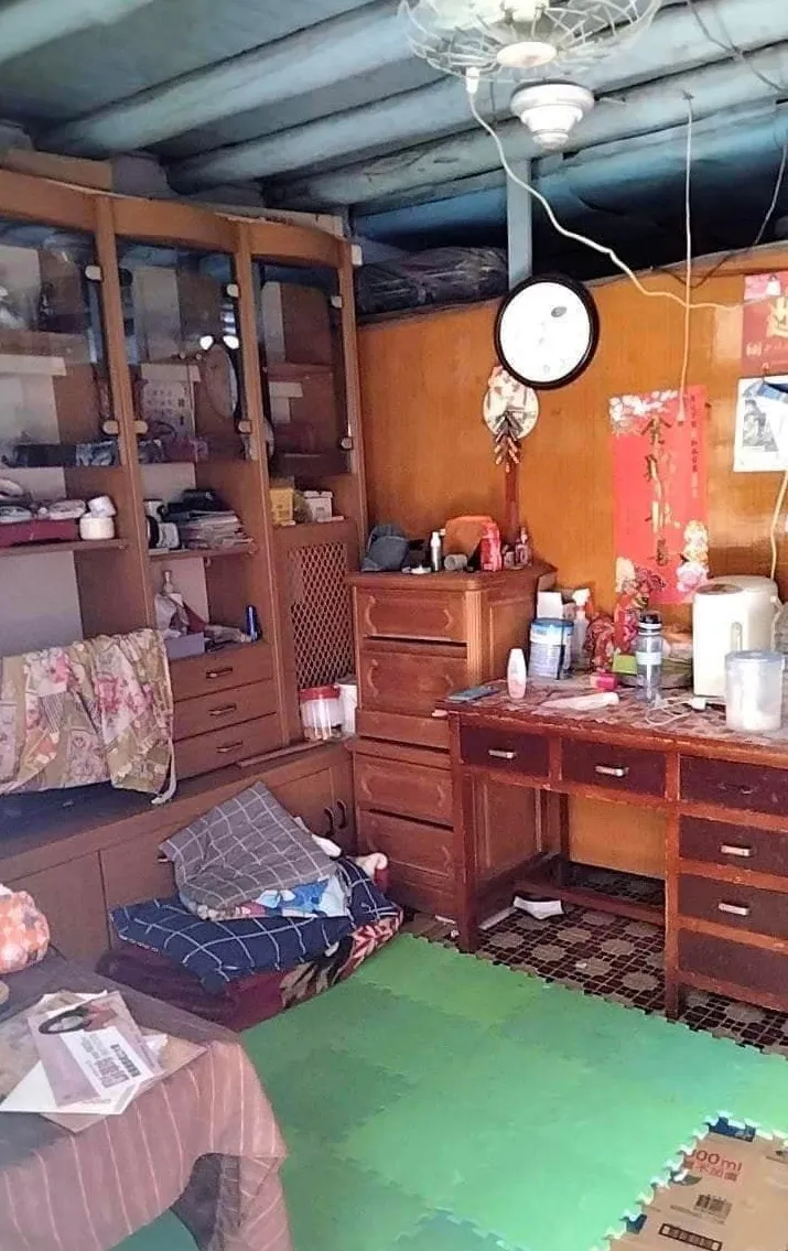 事故屋位於平鎮區游泳路70巷，透過屋況照片能發現，室內堆放各種家具似乎有人居住。翻攝臉書論壇《我是凶宅！！買賣》