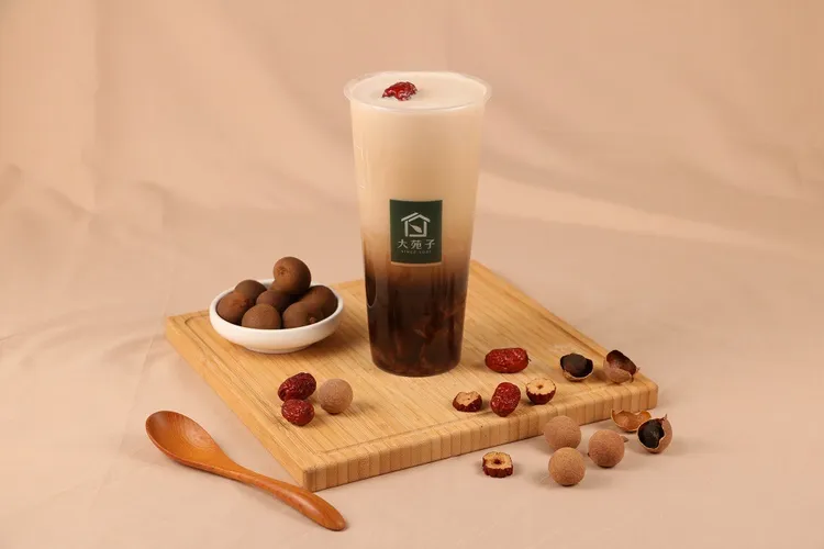 許慶良桂圓鮮奶茶(L)售價75元。業者提供