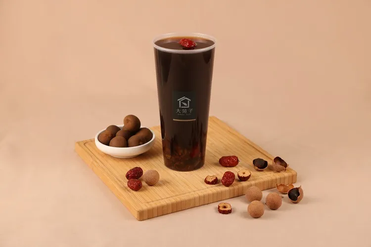 冬季限定的「桂圓紅棗茶」，大杯售價65元。業者提供
