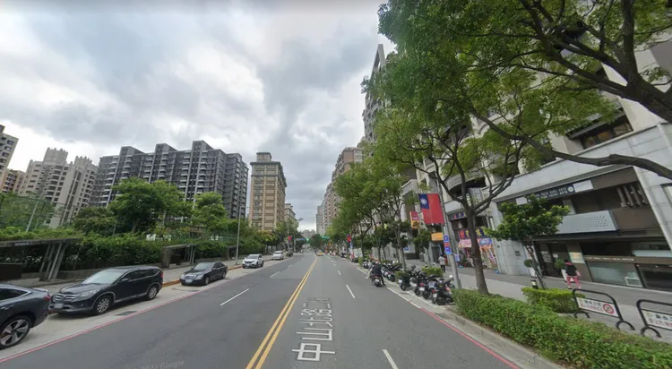 淡水中山北路二段靠近新市國小周邊，隨著家樂福商圈、輕軌以及快速道路規劃帶動，房價呈現緩漲格局。翻攝Google map