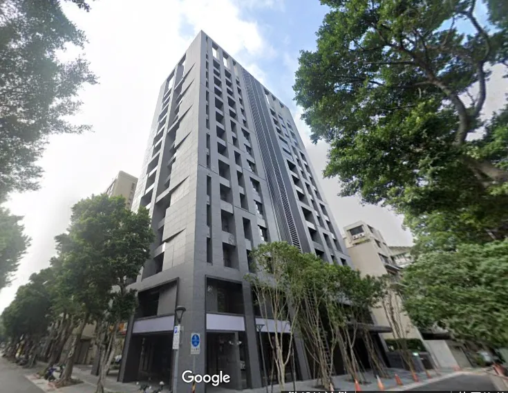 重慶南路二段的「四方荷韻」目前待售3戶，屋主開價每坪115-147萬。翻攝google map