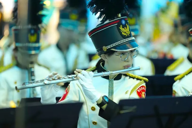 女警黃雅筠吹奏長笛。警方提供