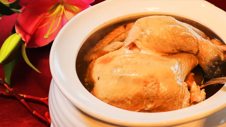 團圓桌菜嘗得到鹿茸干貝蓮子雞湯，是道費工耗時的雞湯。業者提供