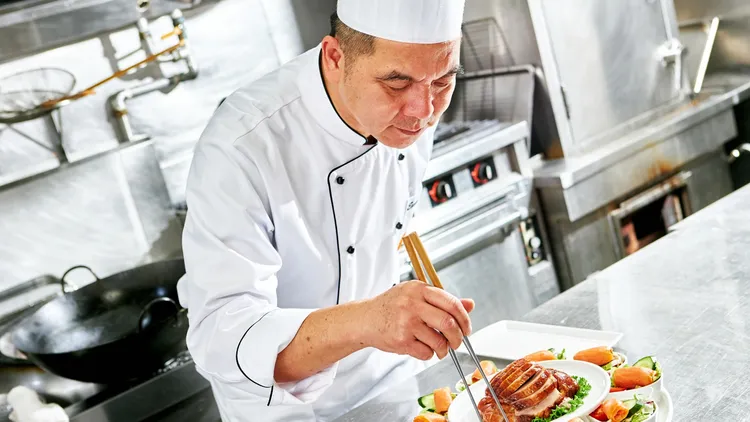 今年格萊天漾大飯店的團圓桌菜，由港籍主廚張建文領軍製作。業者提供