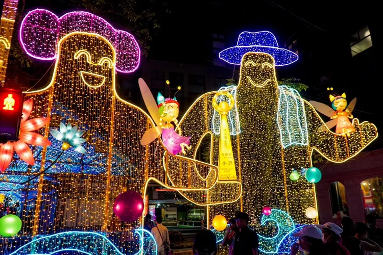 主辦單位以音樂、夢想為元素，打造2座身長9米、6.5米且手拿樂器的「雪山巨人」及手持各種樂器的音樂小精靈燈飾裝置，展現今年溫泉季的溫暖氛圍。縣府提供