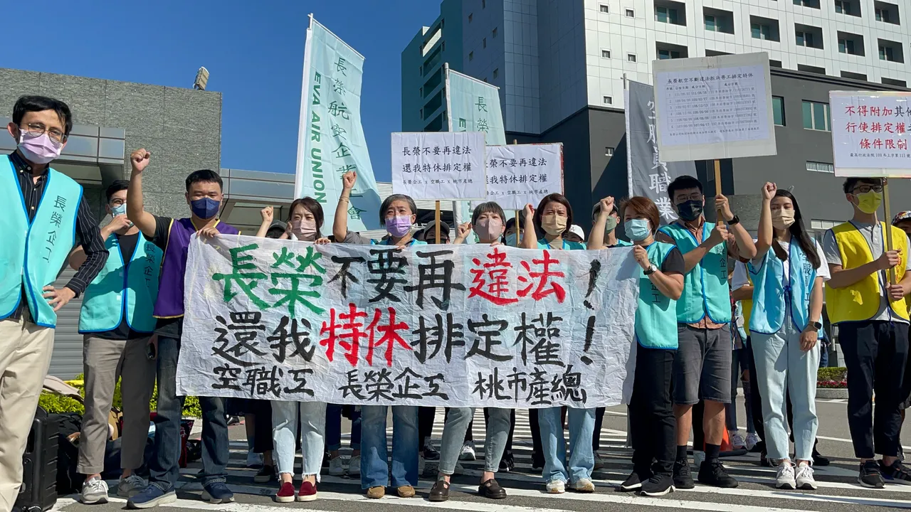 長榮工會抗議,公司人力不足導致排班特休及上班員工都受影響。施昂強攝