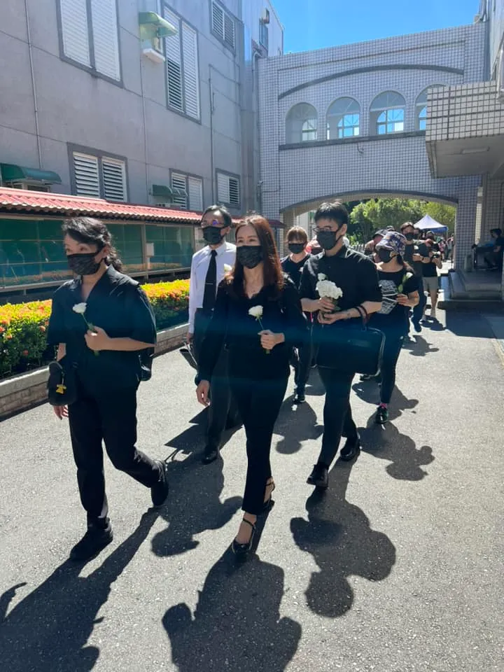 家屬持桔梗花出庭，象徵「永恆的愛與思念」，盼能為死者討回公道。翻攝陳孟秀臉書