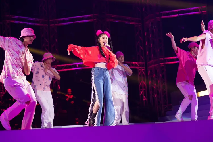 徐若瑄在今年台北小巨蛋演唱會重現當年黑色餅乾經典造型。索尼提供