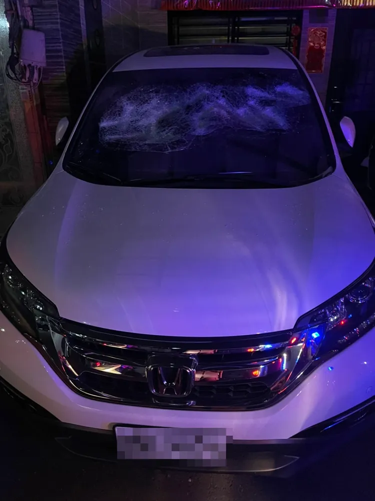 擋風玻璃被砸毀。讀者提供