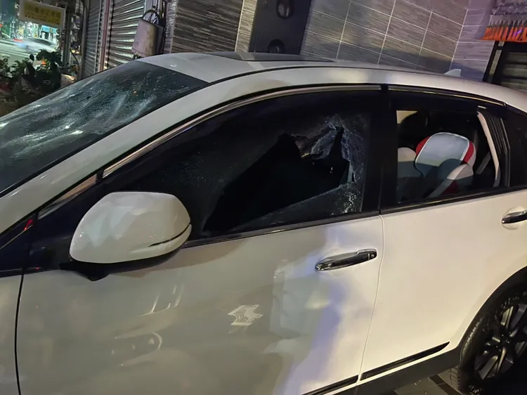 王男車輛被砸毀。讀者提供