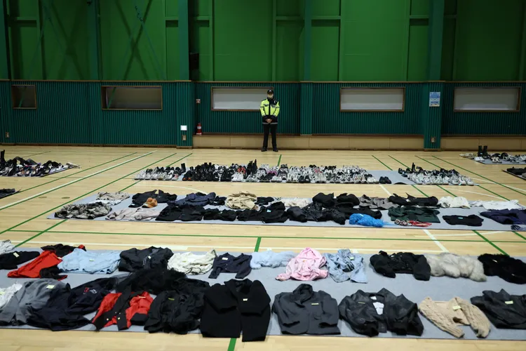 警方在首爾龍山區的體育館，設立黎泰院事故失物招領處。路透社