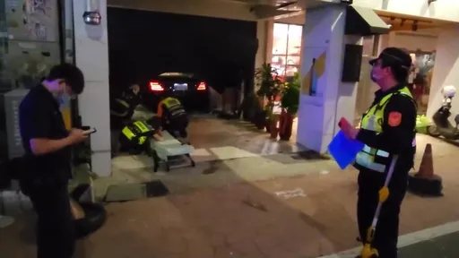 耍狠!斗六狂男百萬賓士撞進妻美髮店 倒車二催油門自己也受傷