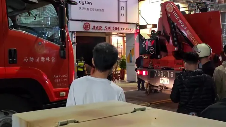 附近居民目擊賓士車倒車後，又再加足油門撞入美髮店。民眾提供