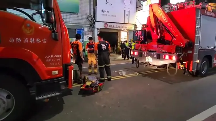 警方調查吳男因家庭糾紛，暴怒駕車衝撞妻子開設的美髮店。民眾提供