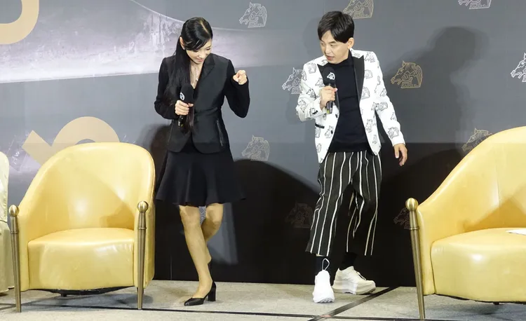 黑木瞳現場親自教主持人黃子佼跳踢踏舞。莊宗達攝
