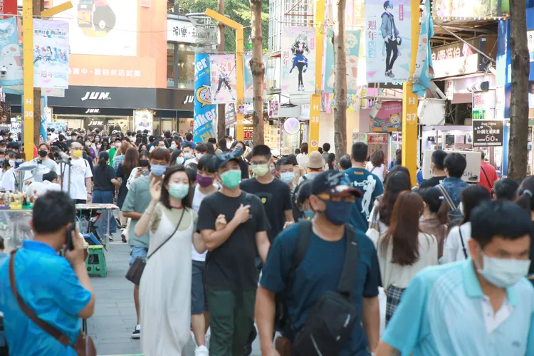 第一階段口罩鬆綁，研擬戶外免戴口罩最快11月底上路。朱世閎攝