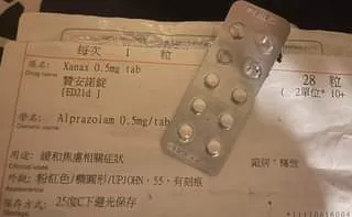 王姓老闆透過朋友在臉書社團代發聲明，並貼出藥物及藥袋照片，卻引起眼尖的網友質疑。翻社「爆料公社」