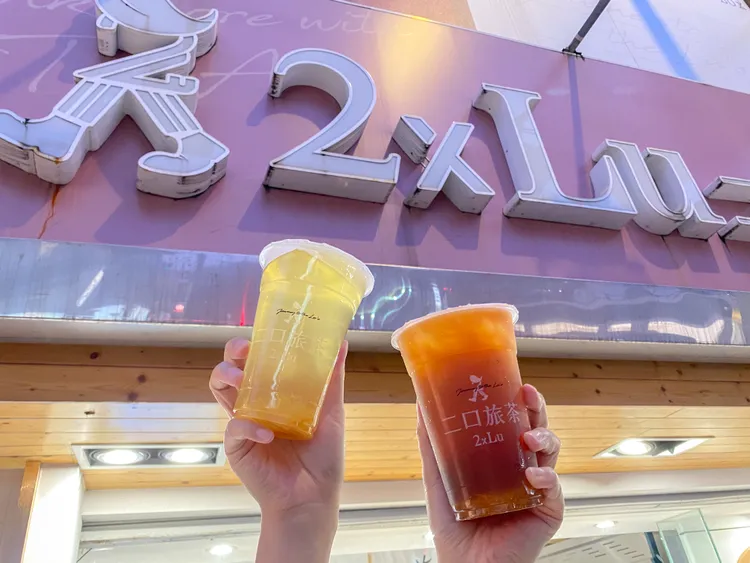 蜜香黃金柚子飲55元（左）與蜜香黃金柚子紅茶60元。業者提供