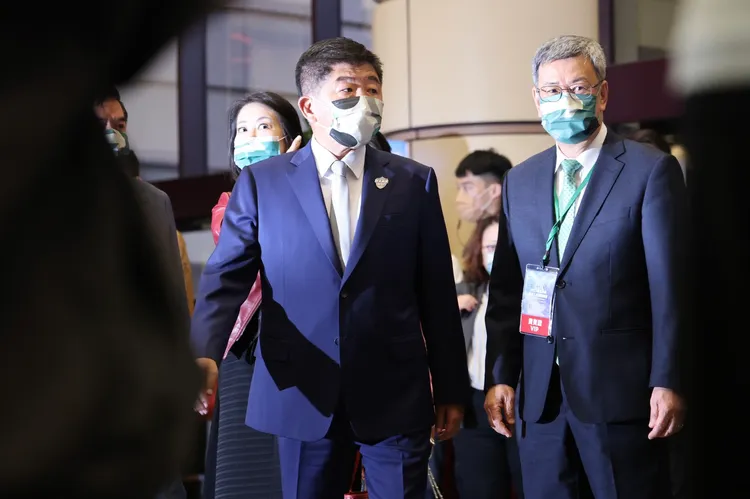 至於棄保議題，陳時中希望藍白對手能講明白。林林攝