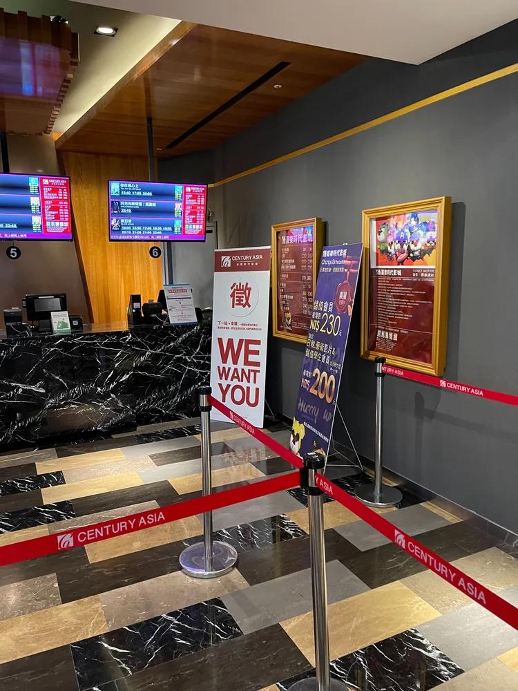 投訴人表示，影城工作人員將徵人告示牌放置在消防局公告前，企圖遮擋讓民眾不知。投訴人提供