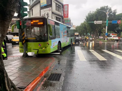 北市公車駕駛心肌梗塞！昏迷前慢速自撞　業者：葉克膜搶救中未脫險